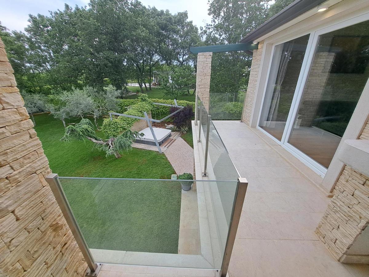 Apartments Villa Sotlar With Pool Umag Exterior photo